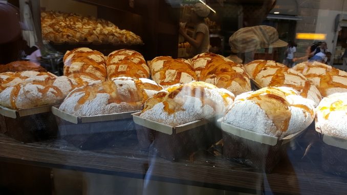 Panes en vitirna en panaderia Beretta, Como, Italia